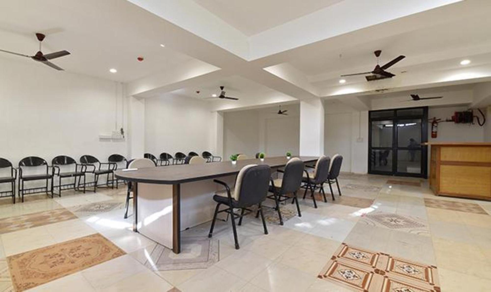 Fabhotel Siddharth Corporate - Vavol, Gandhinagar Buitenkant foto