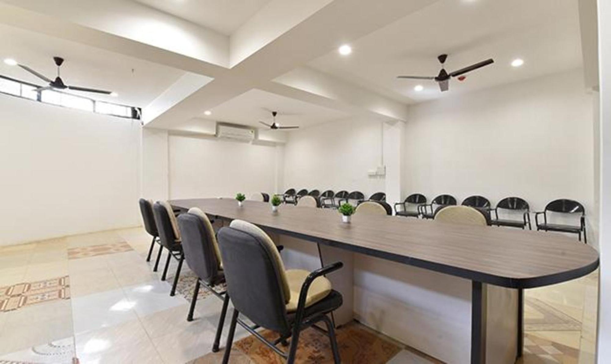 Fabhotel Siddharth Corporate - Vavol, Gandhinagar Buitenkant foto